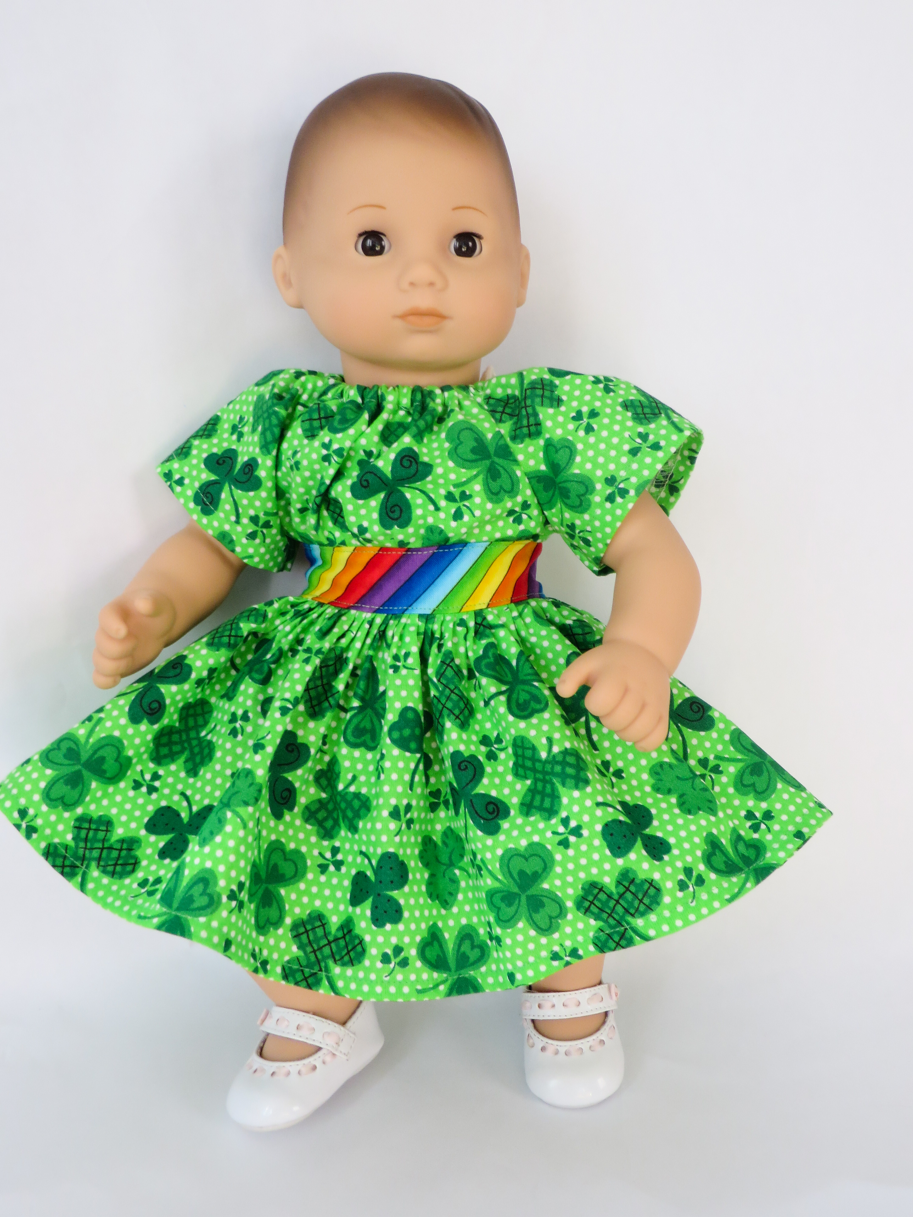 Sew up a lucky shamrock dress for your doll with this very easy sewing pattern from Oh Sew Kat! Designs. Quick and easy PDF doll patterns. Find a free skirt pattern at www.ohsewkat.com. #stpatricksday #dollclothes #irish #shamrock