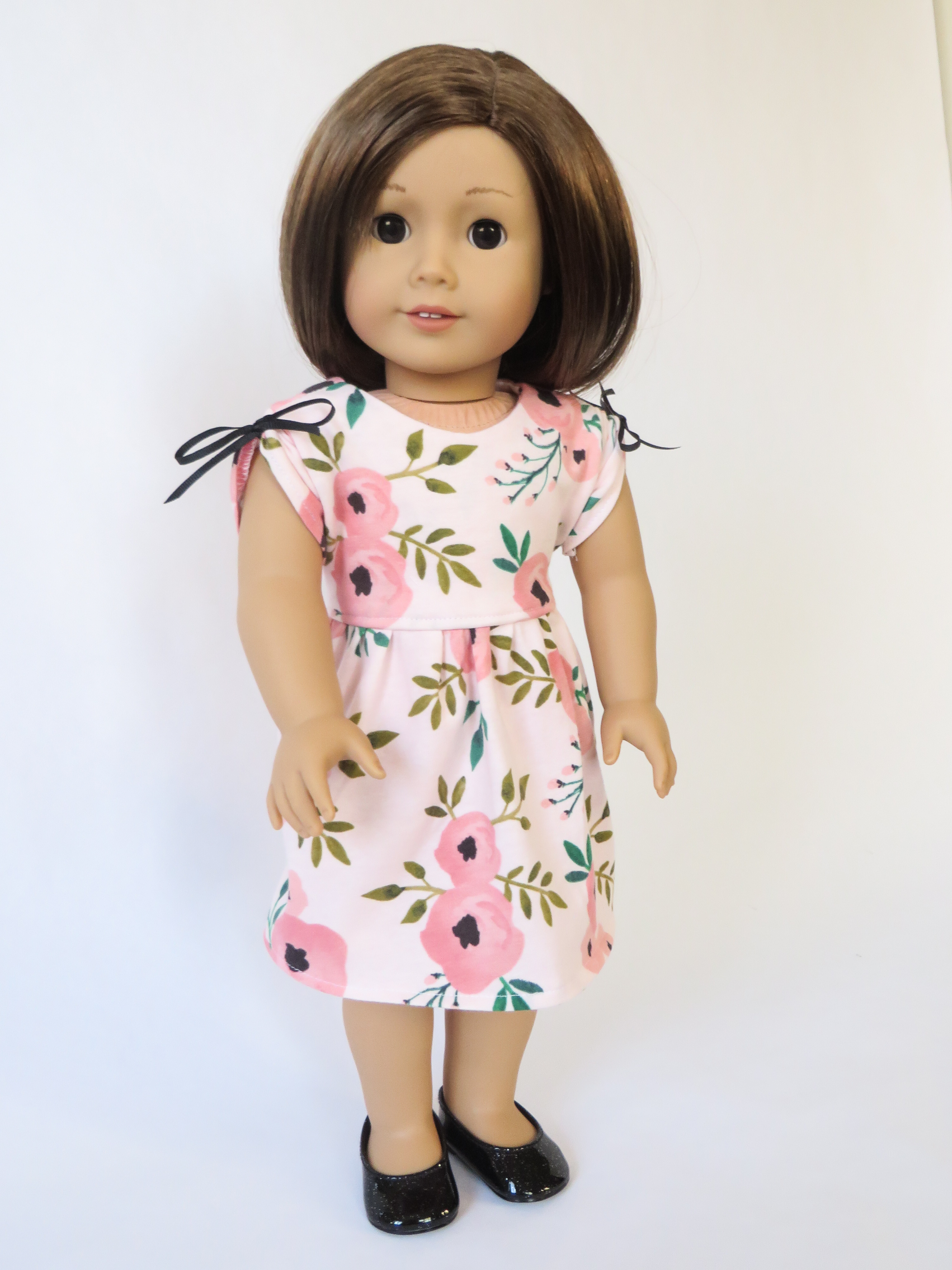 Make a knit dress for your 18 inch doll with this easy pattern hack of the April Moon sewing pattern by Oh Sew Kat! #americangirl #americangirldolls #ohsewkat #dollclothes #patternhack
